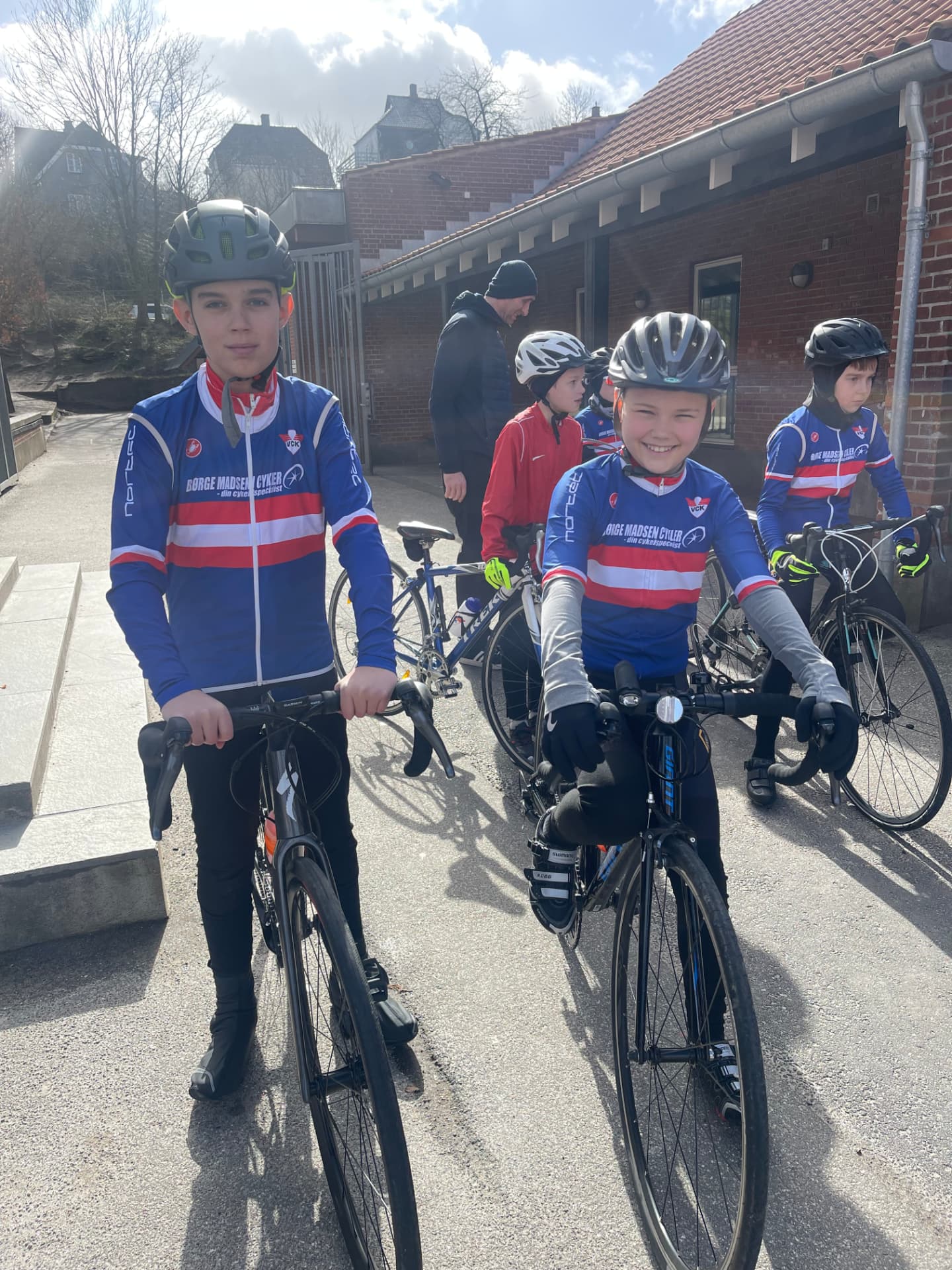 Mads sammen med de andre unge ryttere i Vejle Cykelklub før træning